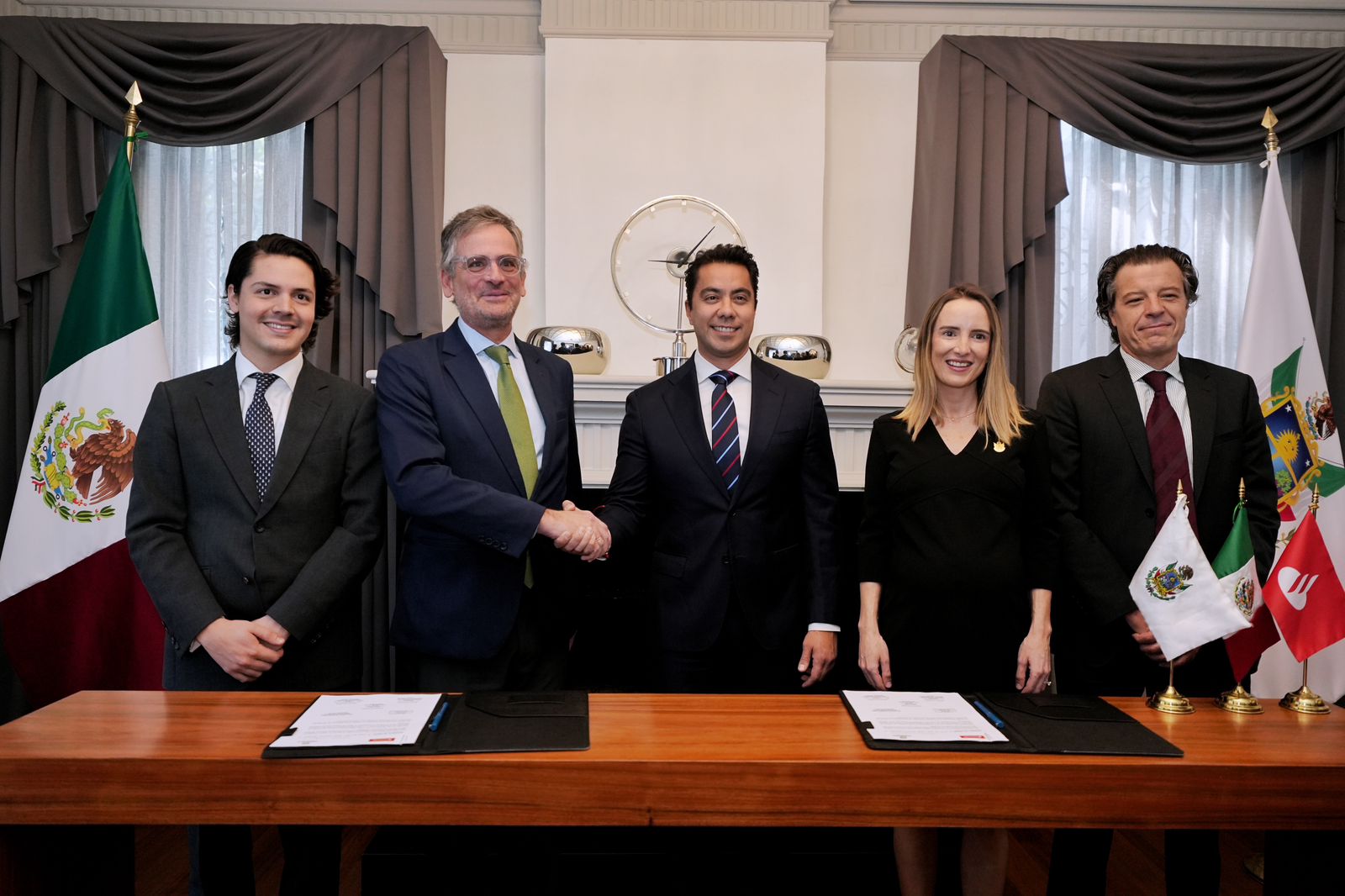 Imagen de Entregan Municipio de Querétaro y Banco Santander México mil becas para fortalecer la educación financiera de jóvenes 11