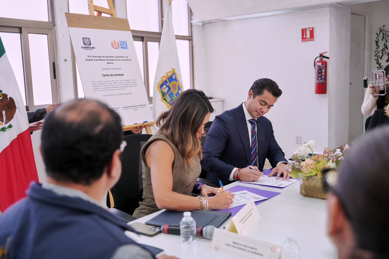 Imagen de Felifer Macías y Alessandra Rojo de la Vega firman acuerdo de amistad entre Querétaro y Cuauhtémoc 4