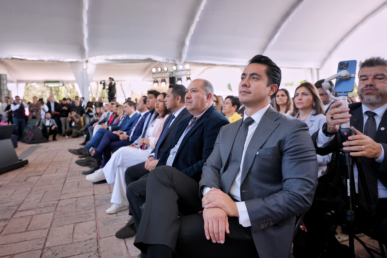 Imagen de Felifer Macías acompaña a la rectora de la Universidad Autónoma de Querétaro en su segundo informe de actividades 2