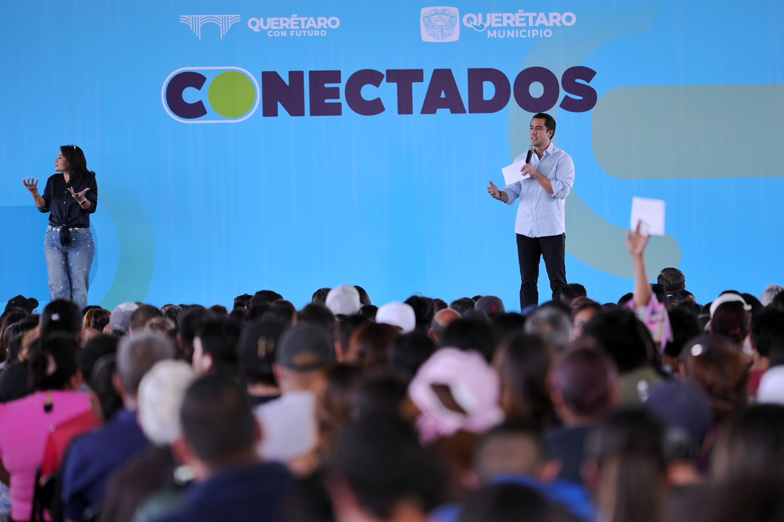 Imagen de Encabeza Felifer Macías entrega de computadoras portátiles del programa Conectados 10