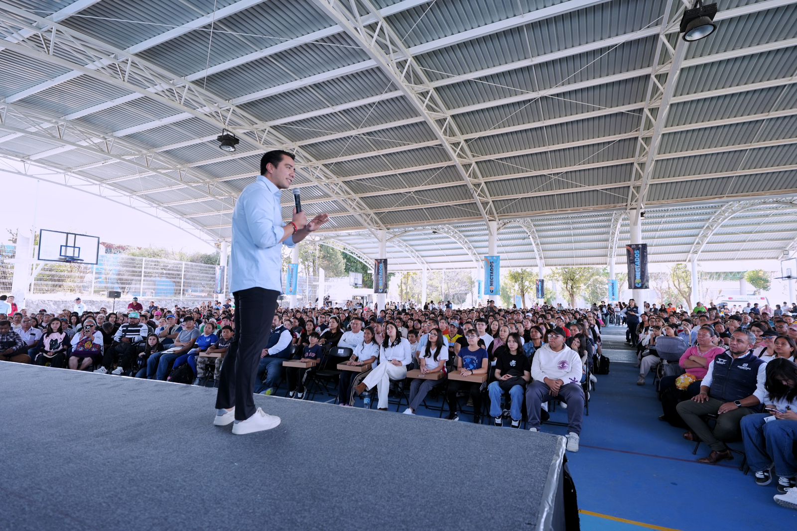 Imagen de Encabeza Felifer Macías entrega de computadoras portátiles del programa Conectados 9