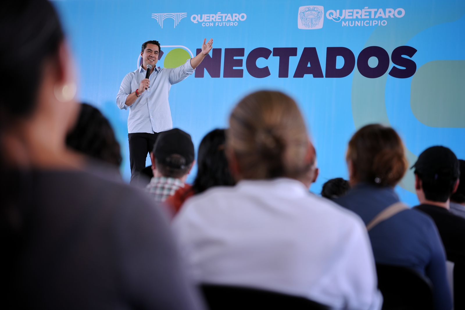 Imagen de Encabeza Felifer Macías entrega de computadoras portátiles del programa Conectados 8