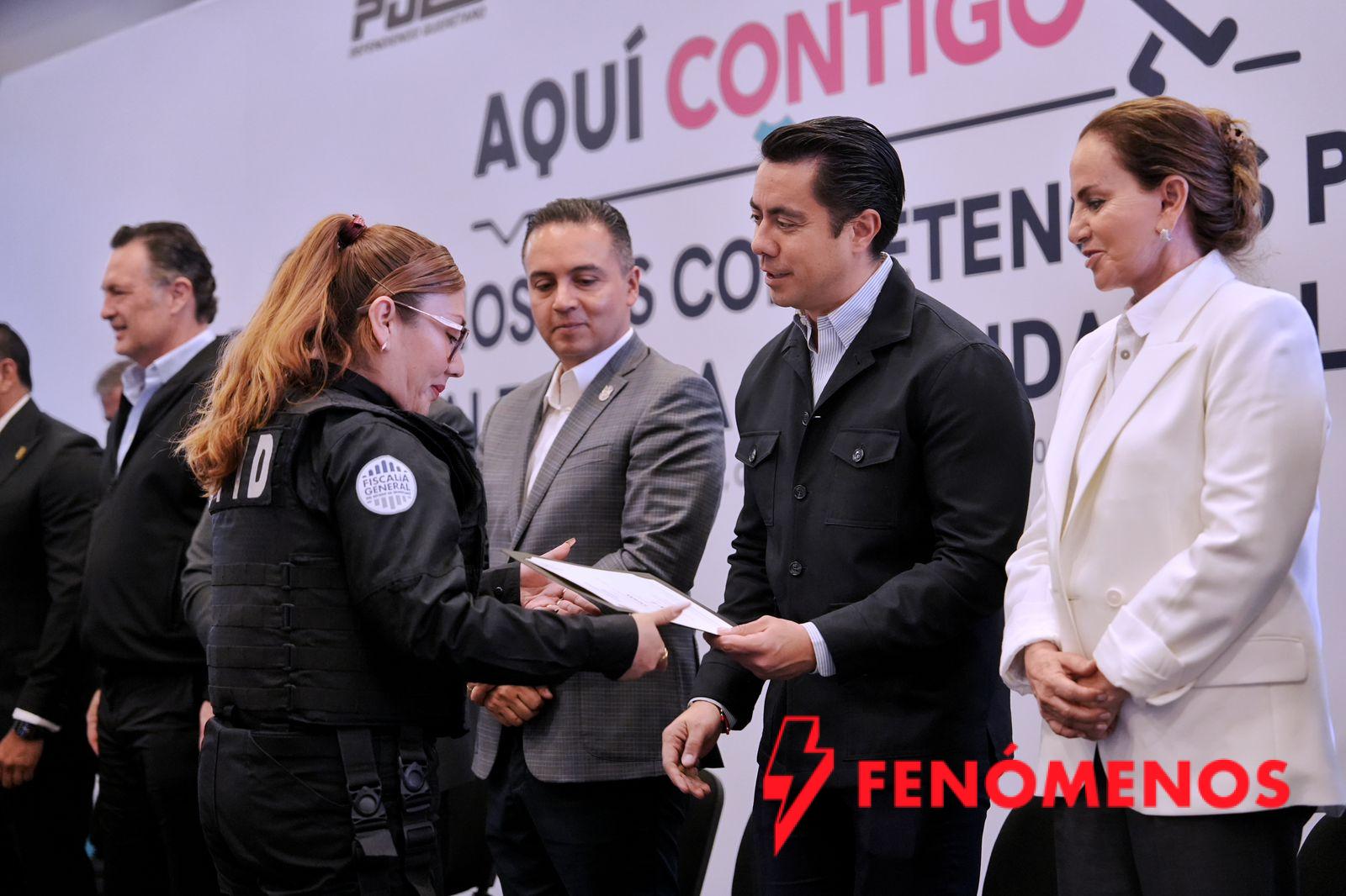 Asiste Felifer Macías a la entrega de constancias del Curso de Profesionalización para la Acreditación de Competencias Investigativas