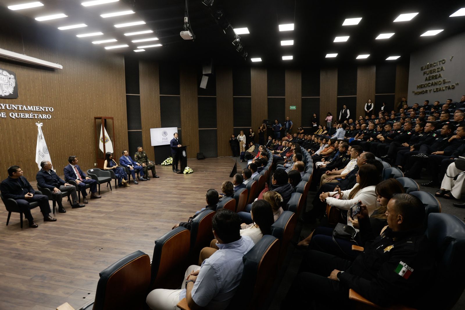 Imagen de Encabeza Felifer Macías conversatorio para fortalecer la seguridad en Querétaro 11