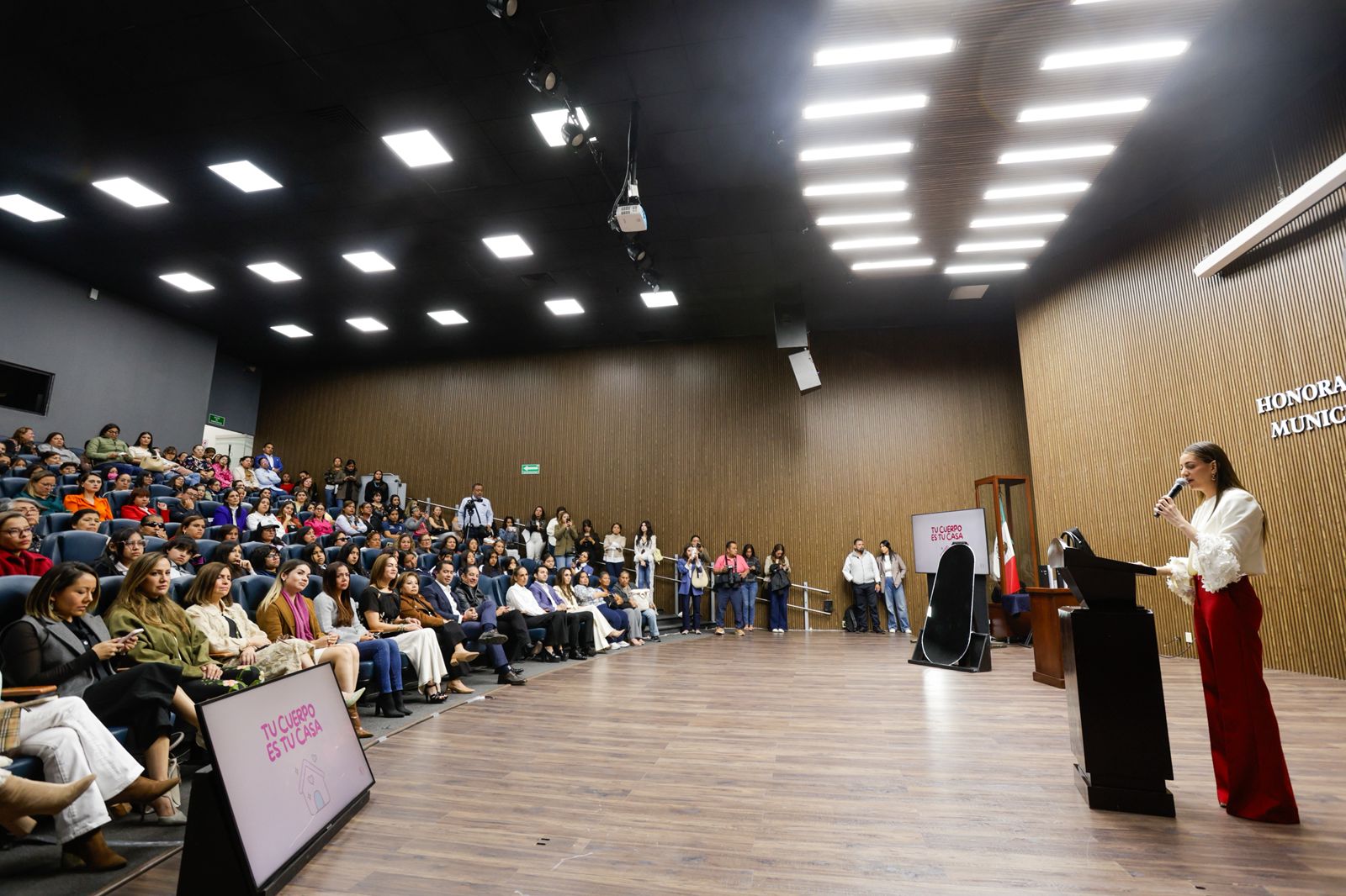 Imagen de Acude Felifer a ponencia y presentación del libro “Soy Cambio, Soy Yo”, de Andrea Domínguez 3