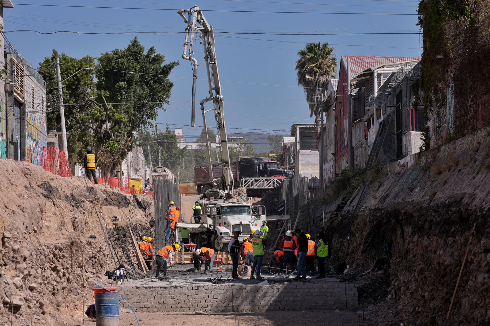 Imagen de Supervisa Felifer Macías obra hidrosanitaria y pluvial en la calle Obreros 5
