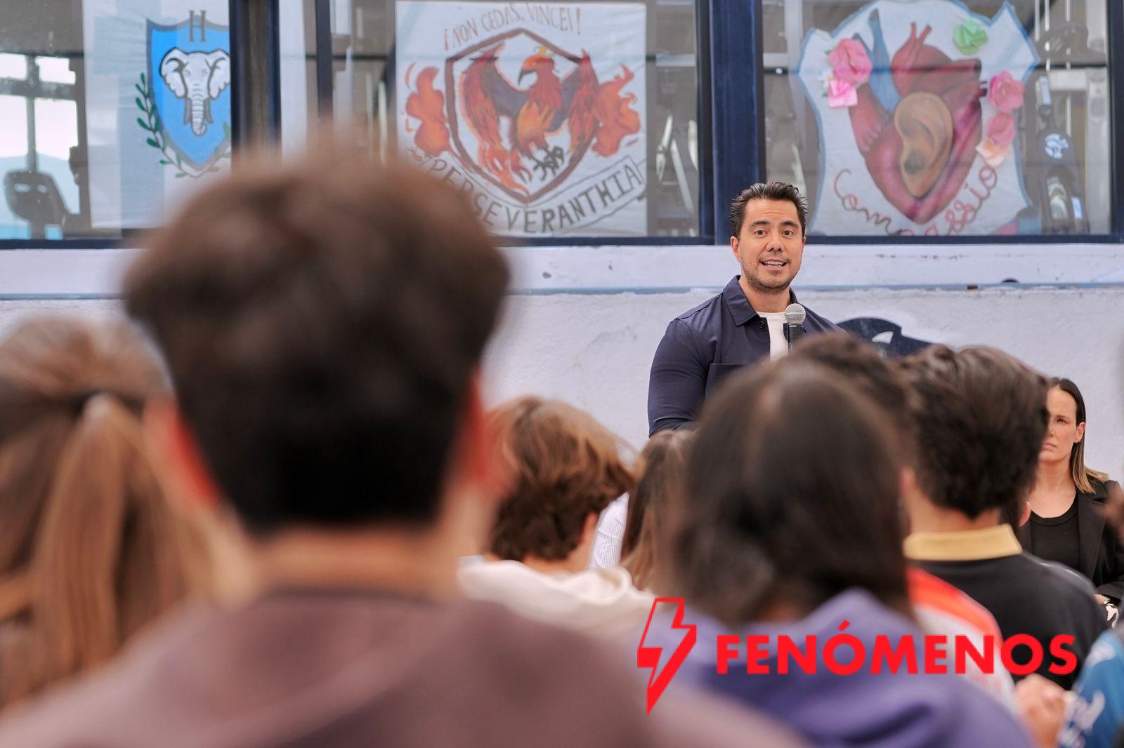 Dialoga Felifer con estudiantes del Instituto Thomas Jefferson