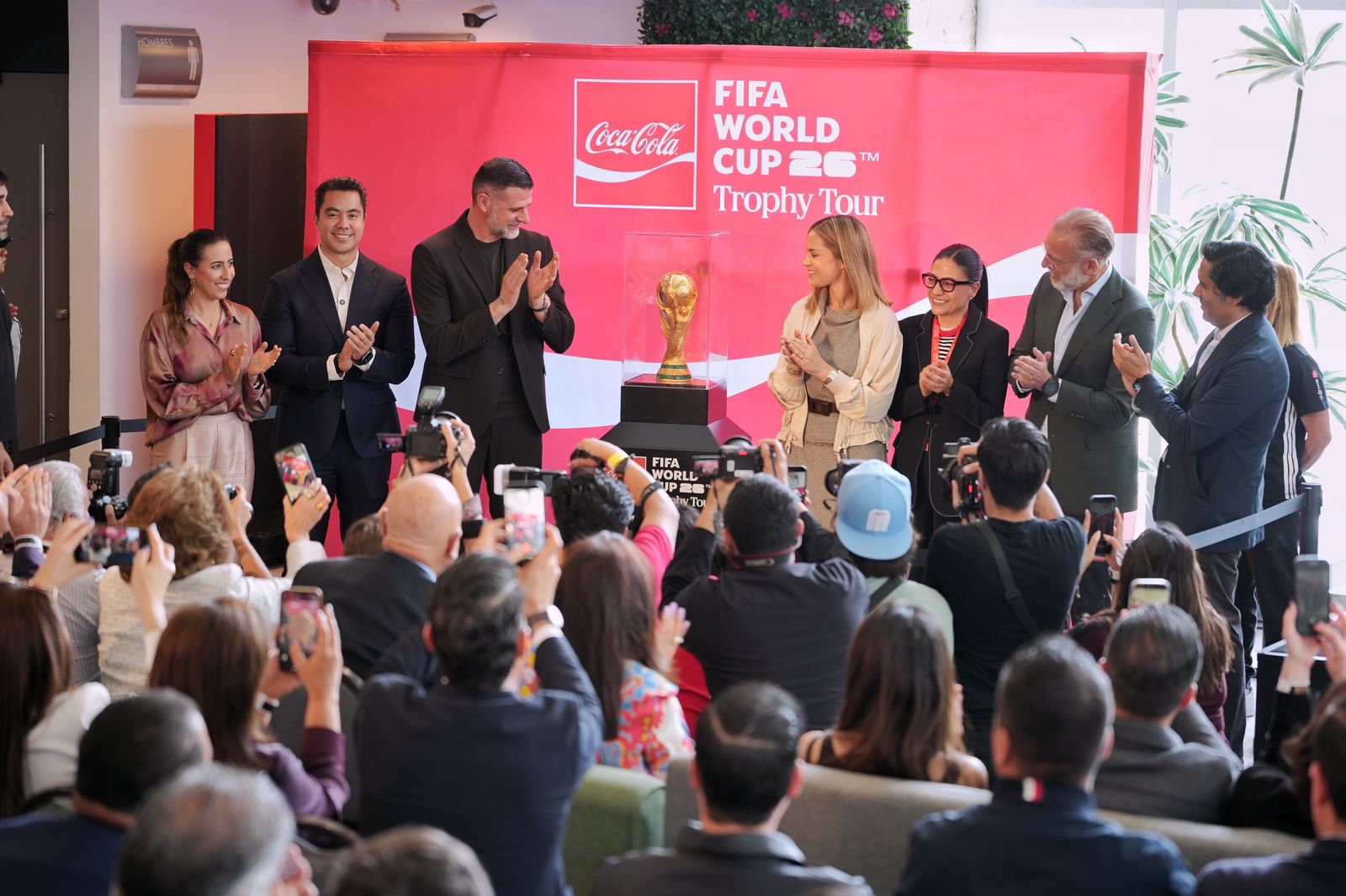 Imagen de Asiste Felifer Macías a la ceremonia inaugural del trofeo original de la Copa Mundial de la FIFA 8