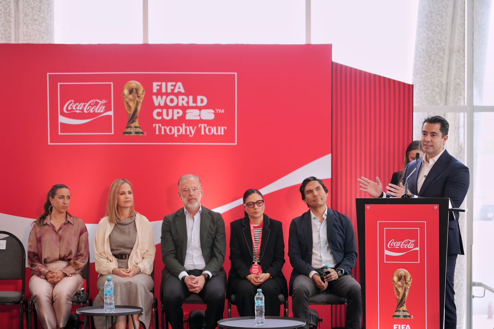 Imagen de Asiste Felifer Macías a la ceremonia inaugural del trofeo original de la Copa Mundial de la FIFA 11