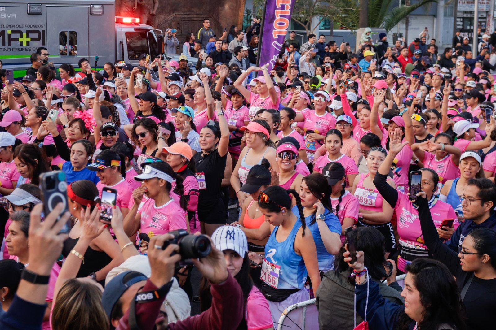 Imagen de Felifer Macías da banderazo de salida al Mujer Querétaro Medio Maratón 2026 2