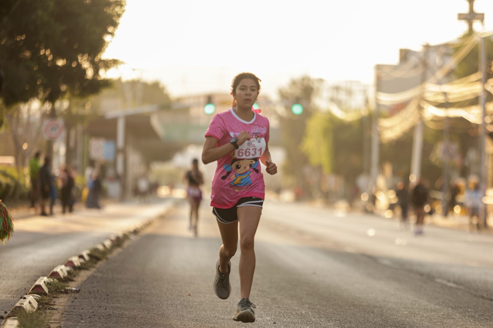 Imagen de Felifer Macías da banderazo de salida al Mujer Querétaro Medio Maratón 2026 3