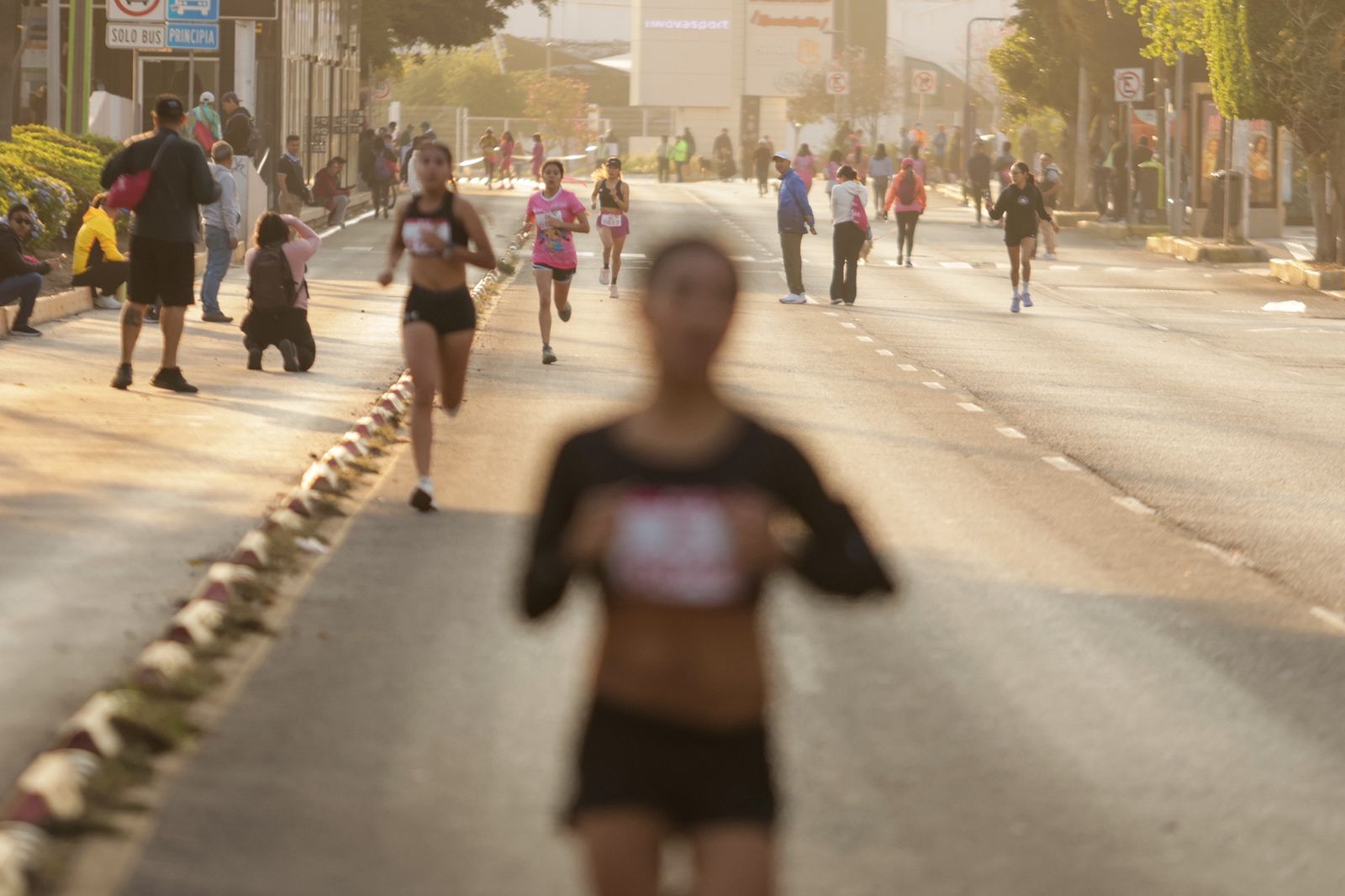 Imagen de Felifer Macías da banderazo de salida al Mujer Querétaro Medio Maratón 2026 5