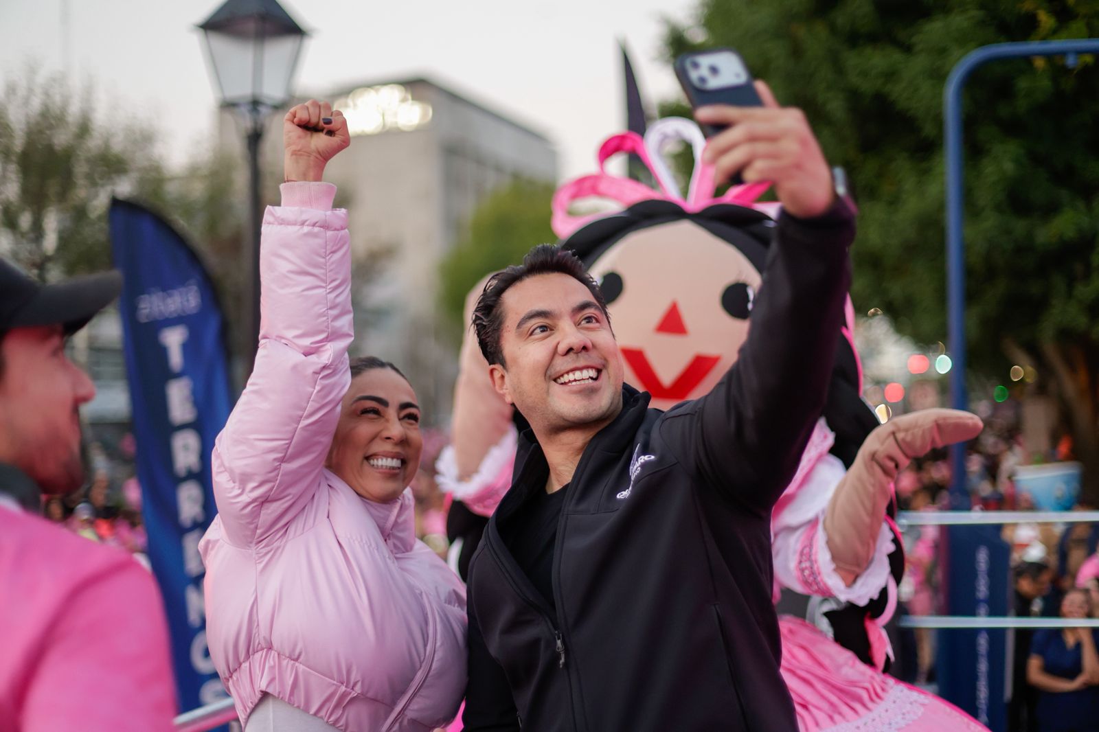 Imagen de Felifer Macías da banderazo de salida al Mujer Querétaro Medio Maratón 2026 7