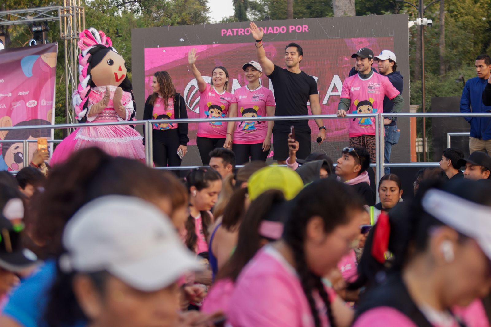 Imagen de Felifer Macías da banderazo de salida al Mujer Querétaro Medio Maratón 2026 8