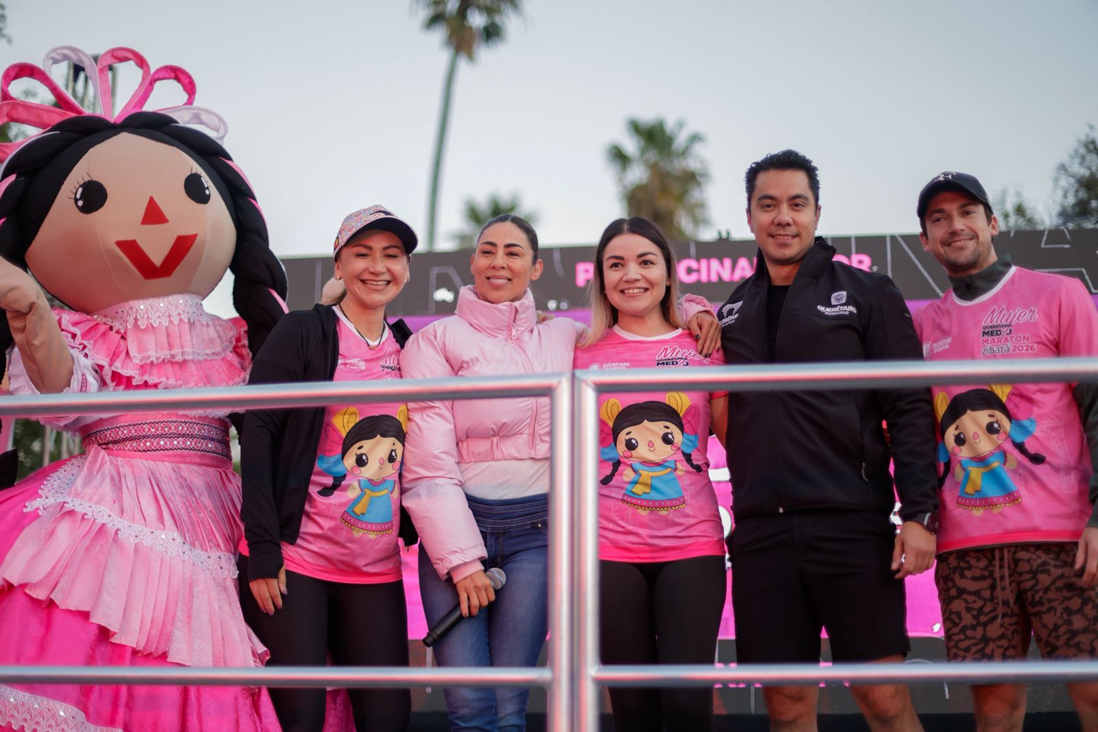 Imagen de Felifer Macías da banderazo de salida al Mujer Querétaro Medio Maratón 2026 10