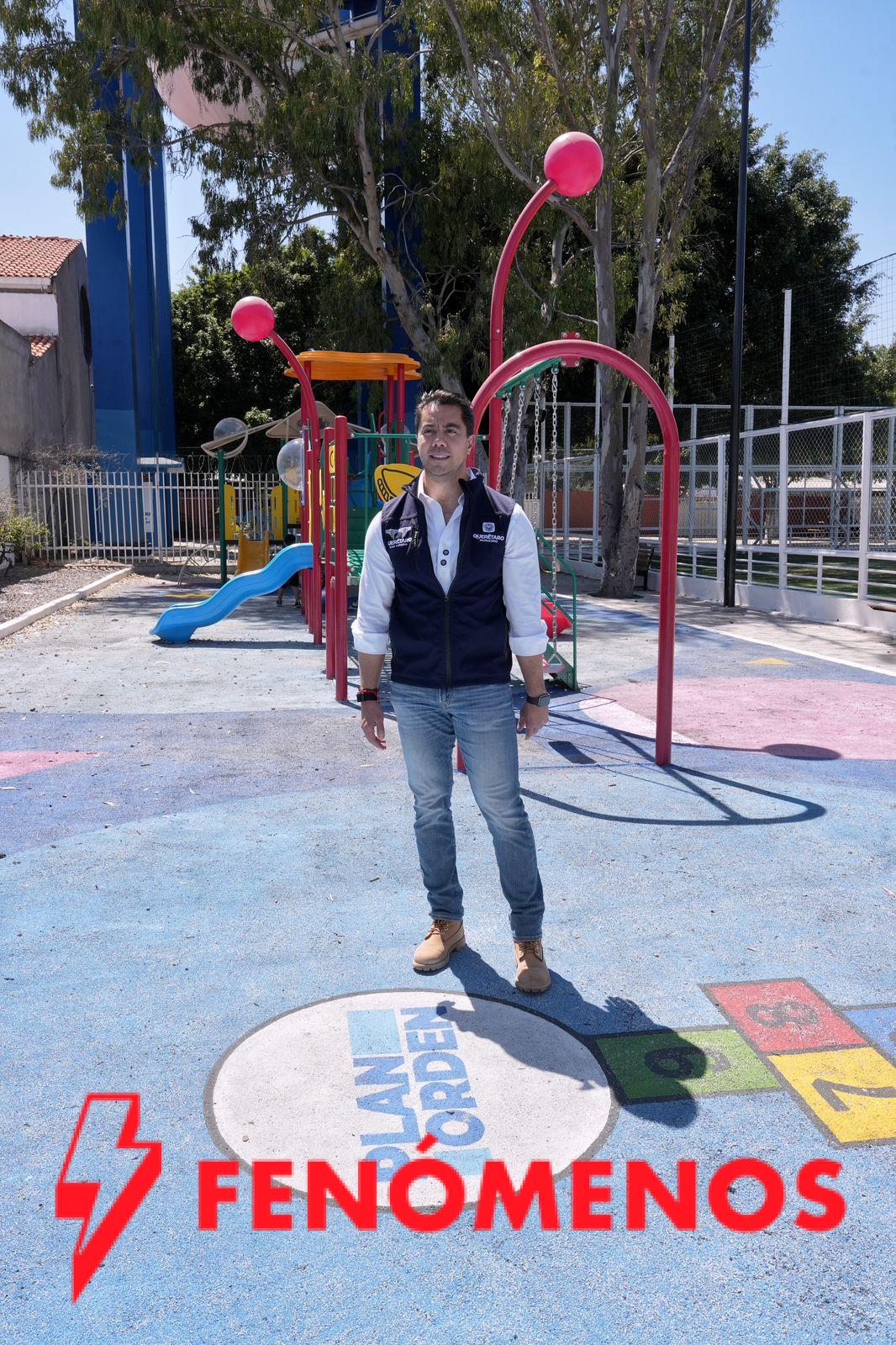 Entrega Felifer Macías rehabilitación del parque en la colonia Las Plazas