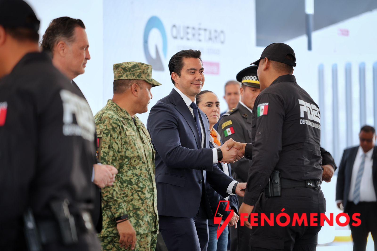 Asiste Felifer Macías a la entrega del Mérito Policial