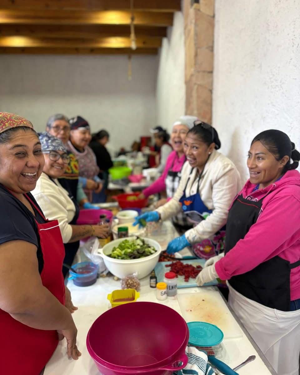 Imagen de Fortalece Felifer Macías la autonomía de las mujeres con el Centro de Empoderamiento 15
