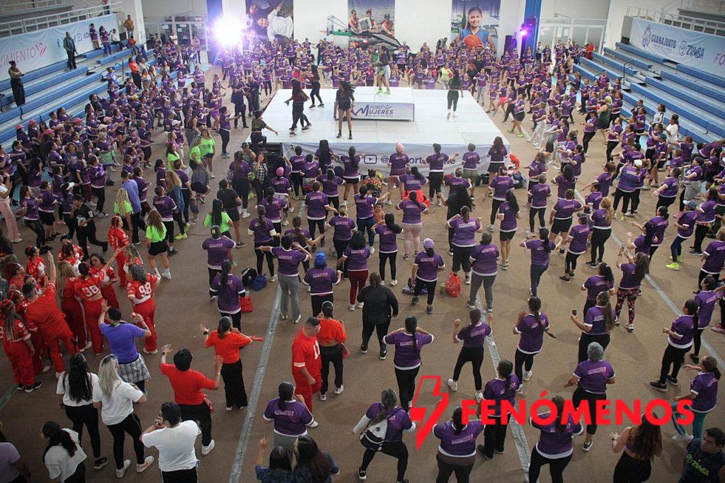 Mujeres unidas en macroactivación masiva de zumba