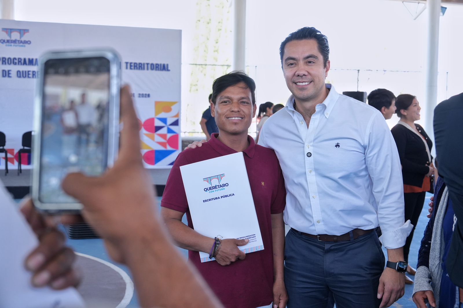 Imagen de Fortalece Felifer Macías la certeza jurídica a familias queretanas con la entrega de escrituras públicas 18