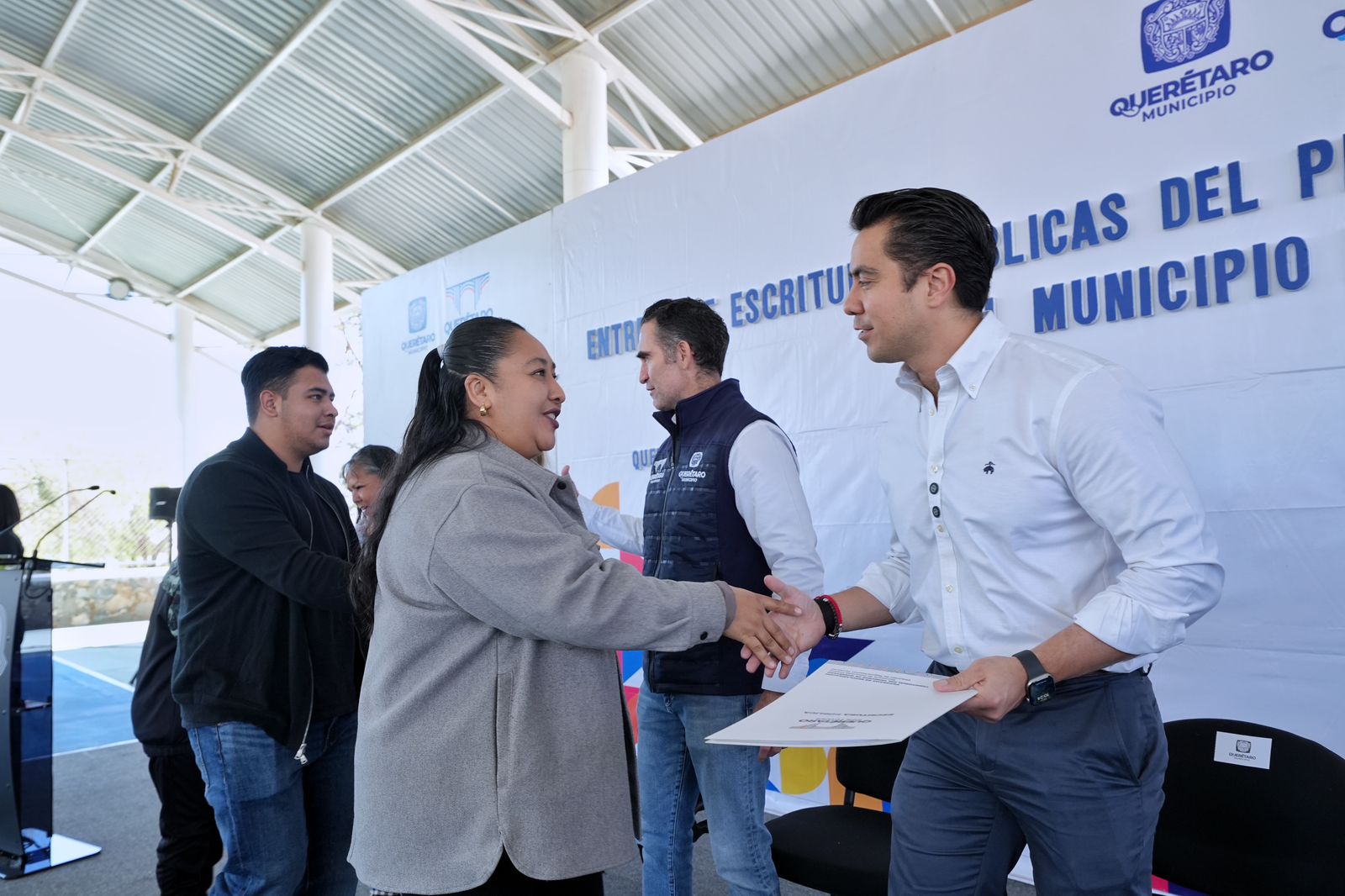 Imagen de Fortalece Felifer Macías la certeza jurídica a familias queretanas con la entrega de escrituras públicas 17