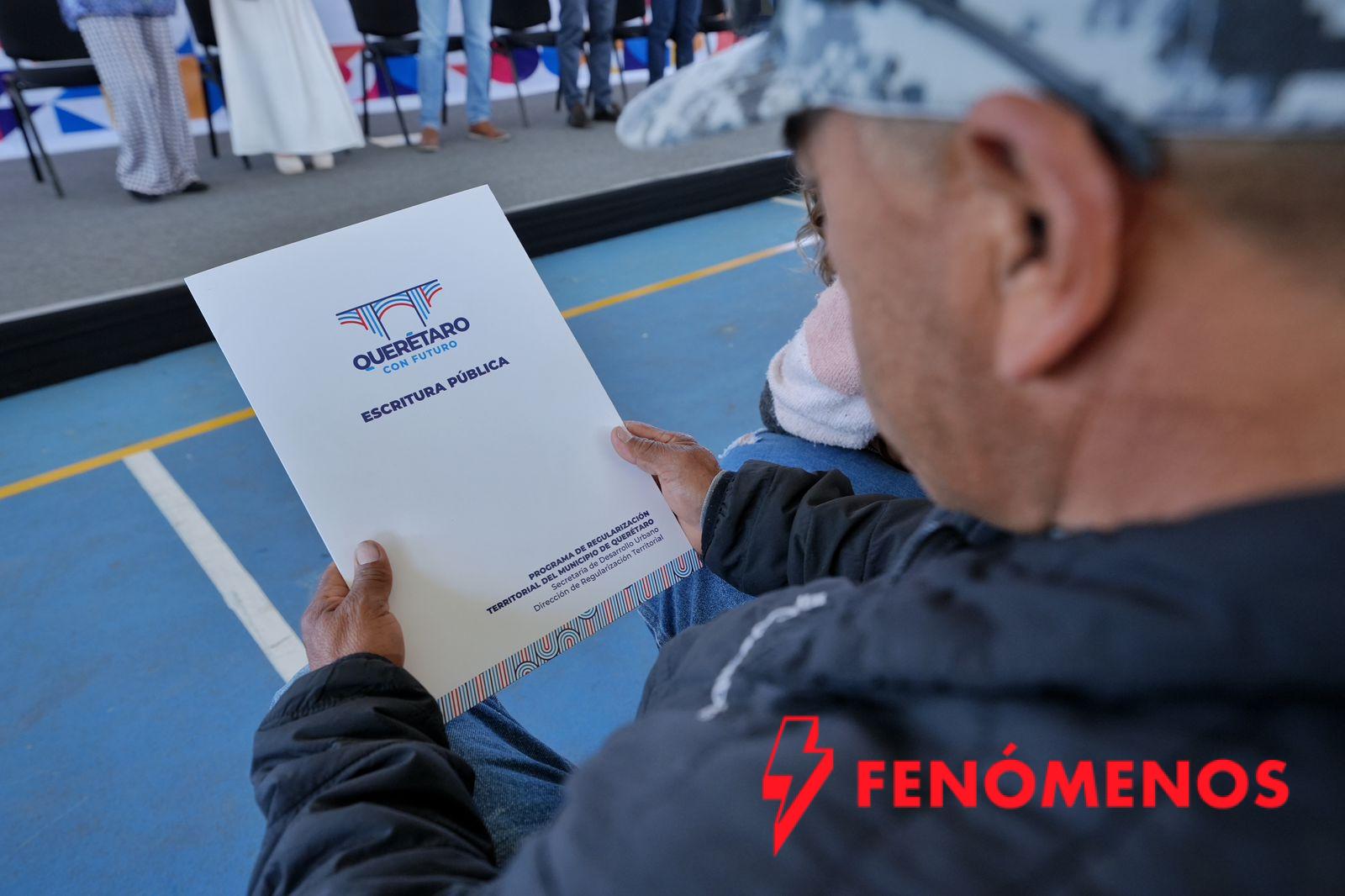 Fortalece Felifer Macías la certeza jurídica a familias queretanas con la entrega de escrituras públicas