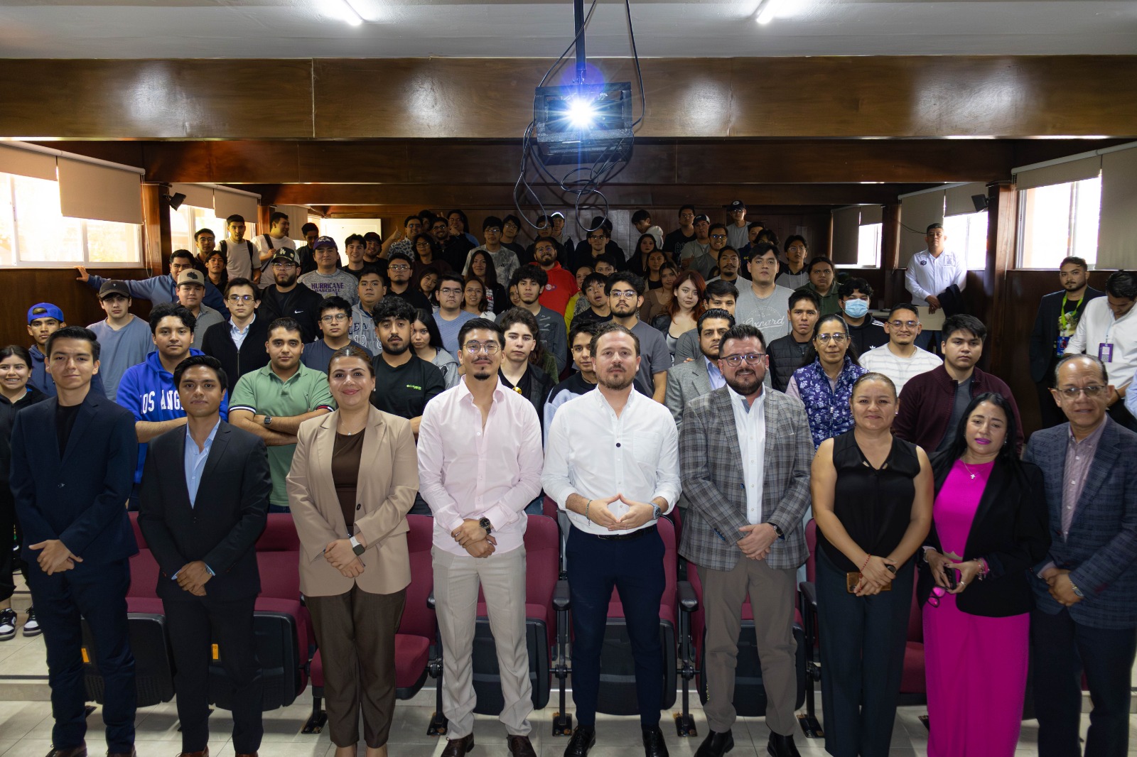 Imagen de Impulsará Felifer Macías proyecto de biblioteca tecnológica en el ITQ y fortalecerá vinculación de jóvenes con empresas 2