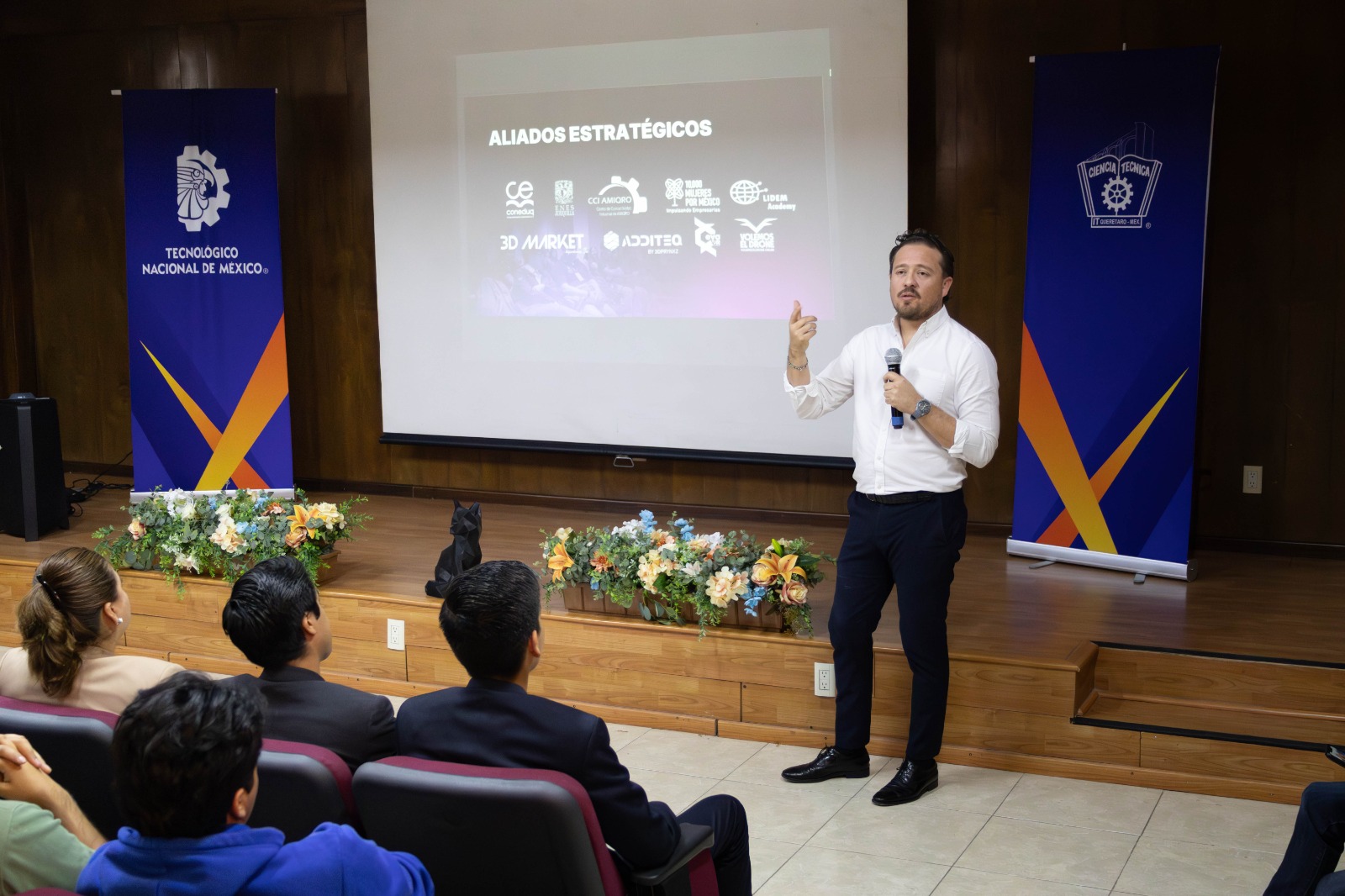 Imagen de Impulsará Felifer Macías proyecto de biblioteca tecnológica en el ITQ y fortalecerá vinculación de jóvenes con empresas 4