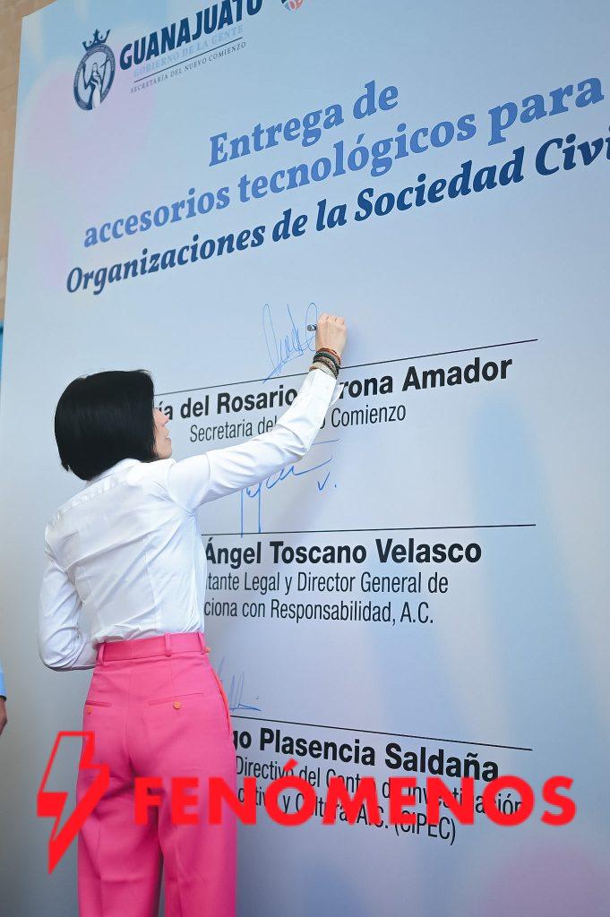 Inversión social brinda oportunidades a niñas, niños y jóvenes con entrega de equipo tecnológico en Guanajuato