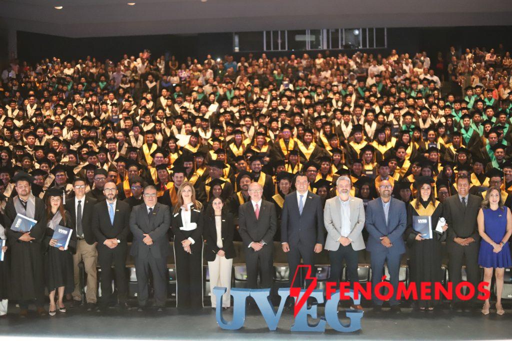 UVEG gradúa a más de 2,300 estudiantes en una ceremonia que conecta historias a la distancia