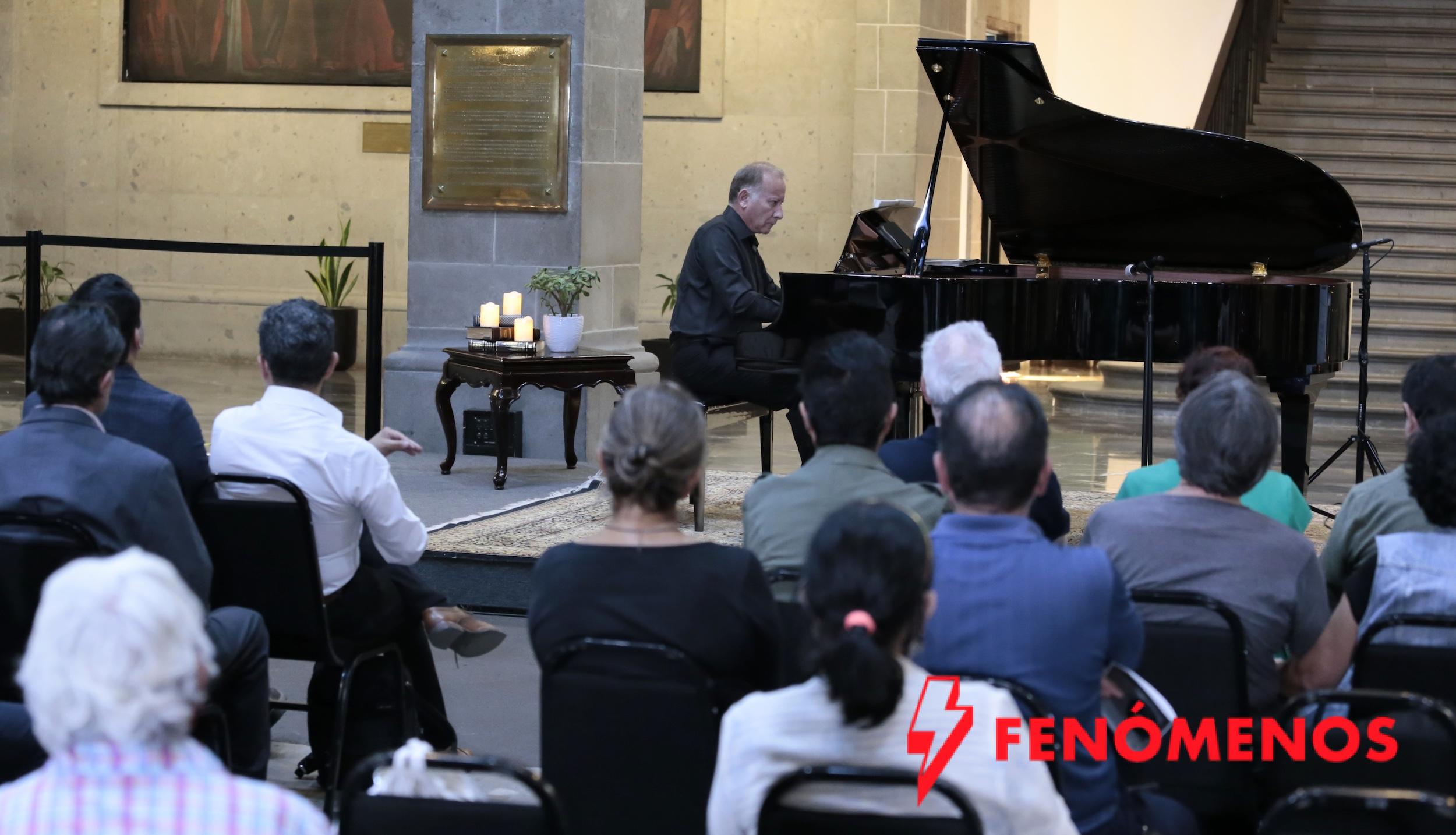 Claudio Herrera celebra 50 años de carrera en la Antigua Casona de Xicoténcatl