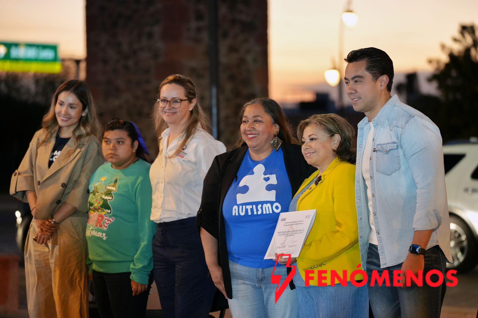 Encabeza Felifer Macías encendido de los Arcos por la concientización del autismo