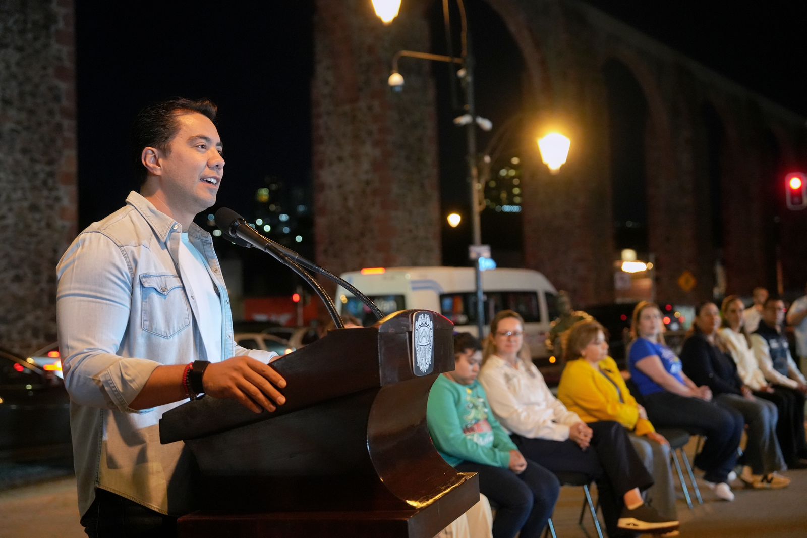 WhatsApp Image 2026-04-07 at 11.14.15 AM (2) Imagen de Encabeza Felifer Macías encendido de los Arcos por la concientización del autismo 6