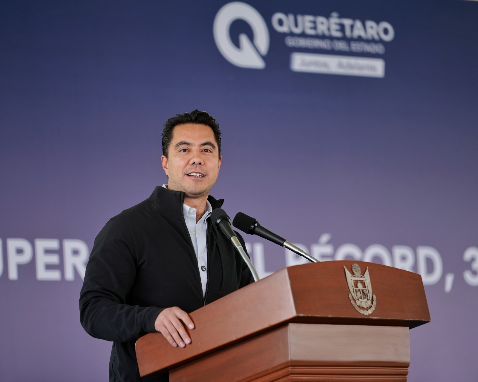 Imagen de Participa Felifer Macías en el abanderamiento de la selección estatal de Querétaro que participará en la Olimpiada Nacional CONADE 2026 18
