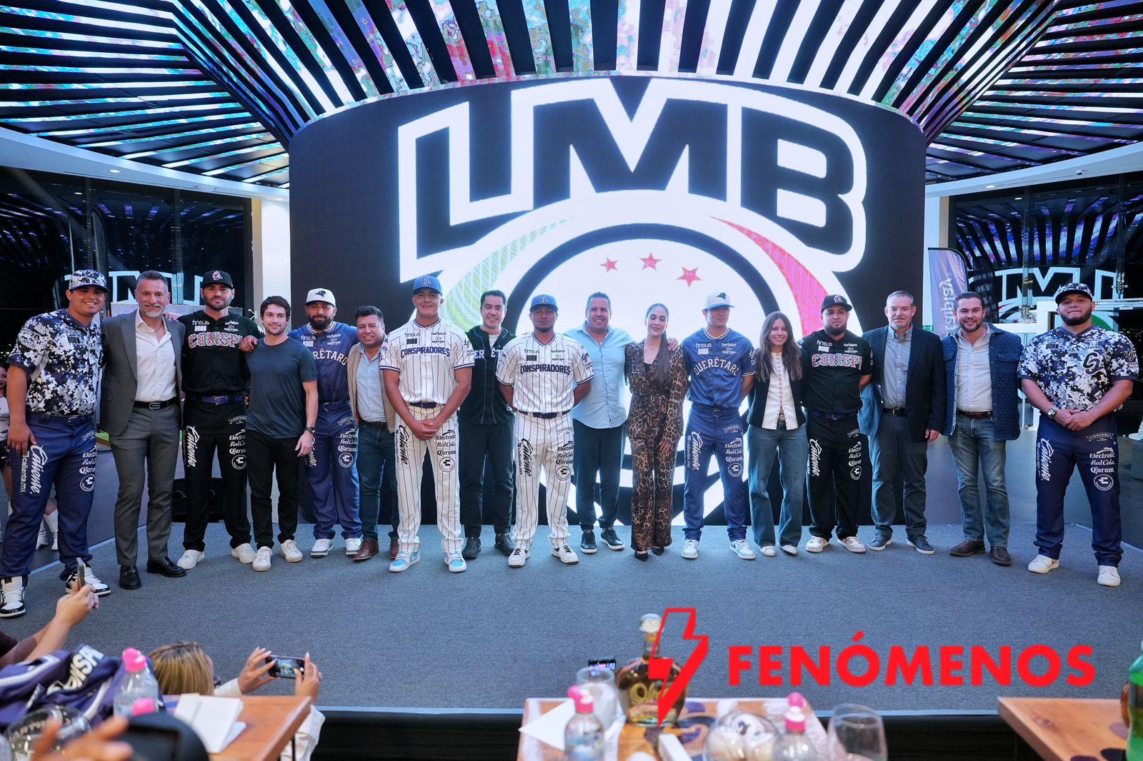 Acude Felifer Macías a la presentación del uniforme de Conspiradores de Querétaro