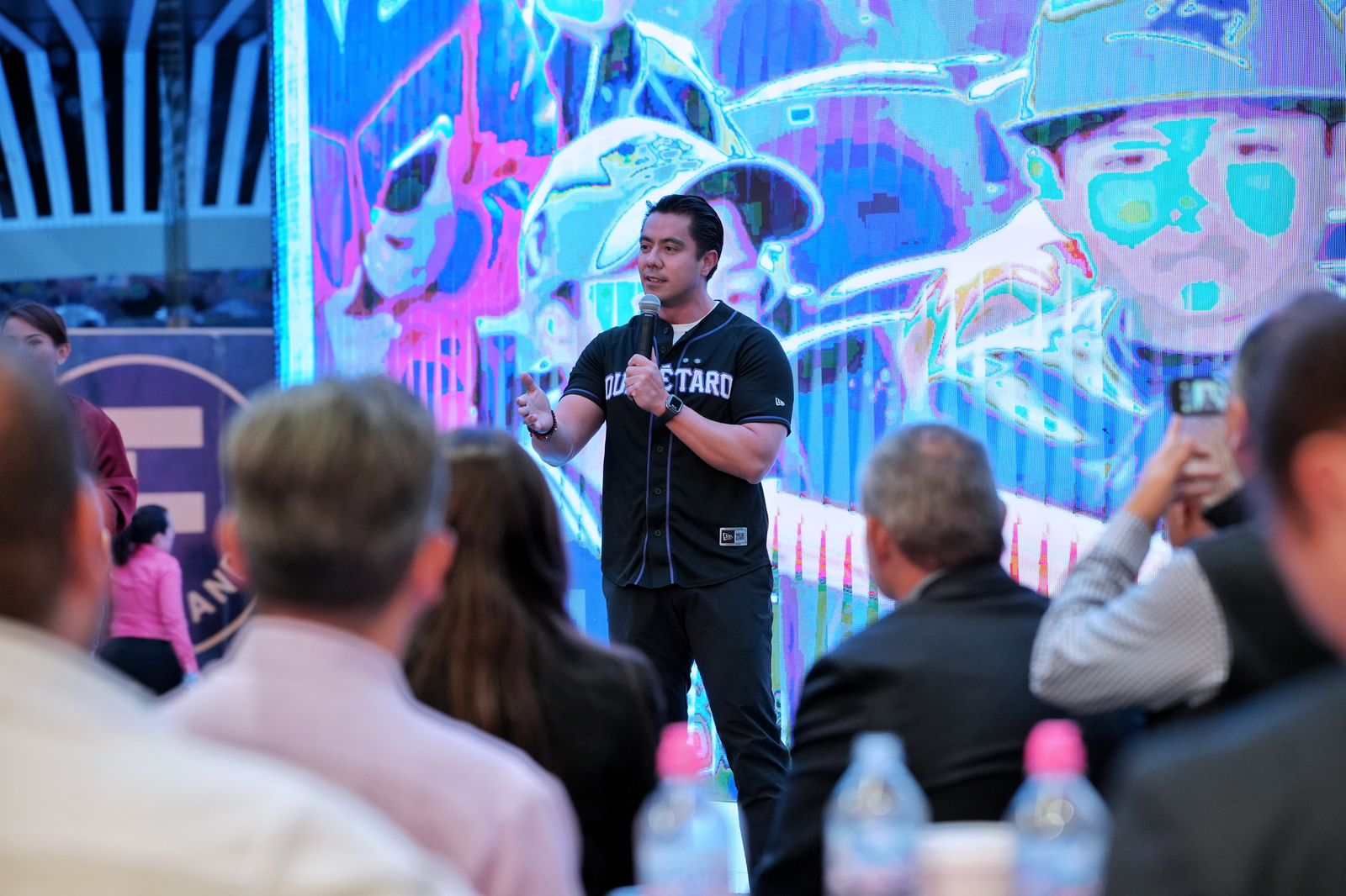 Imagen de Acude Felifer Macías a la presentación del uniforme de Conspiradores de Querétaro 3