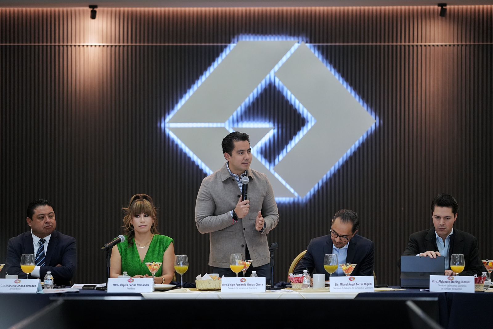 Imagen de Asiste Felifer Macías a la VI Asamblea Ordinaria de la FECAPEQ 18