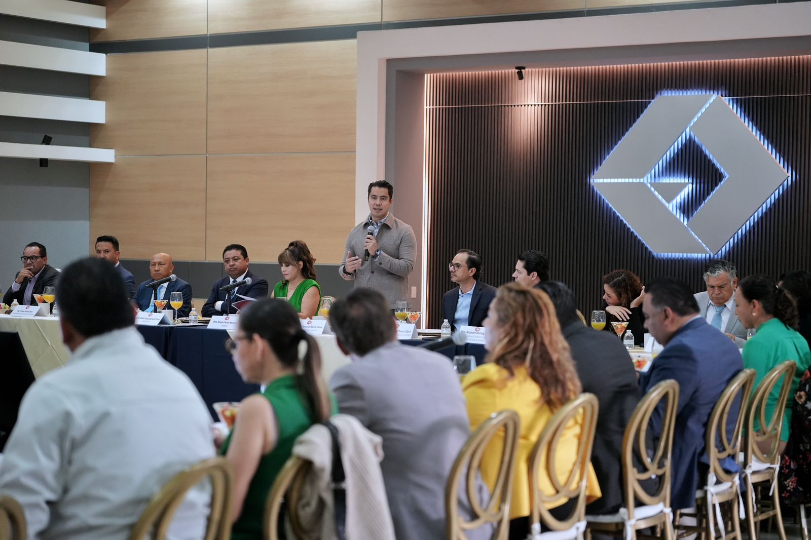 Imagen de Asiste Felifer Macías a la VI Asamblea Ordinaria de la FECAPEQ 19