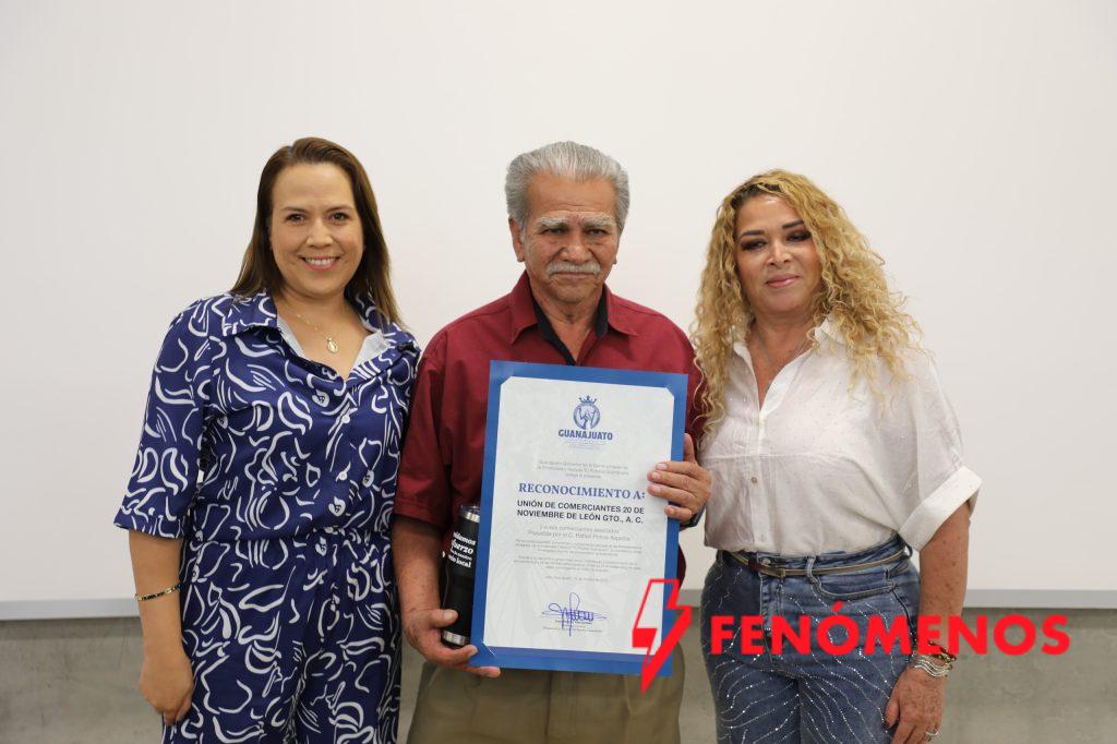 Tú Puedes Guanajuato entrega reconocimientos a comerciantes cumplidores.