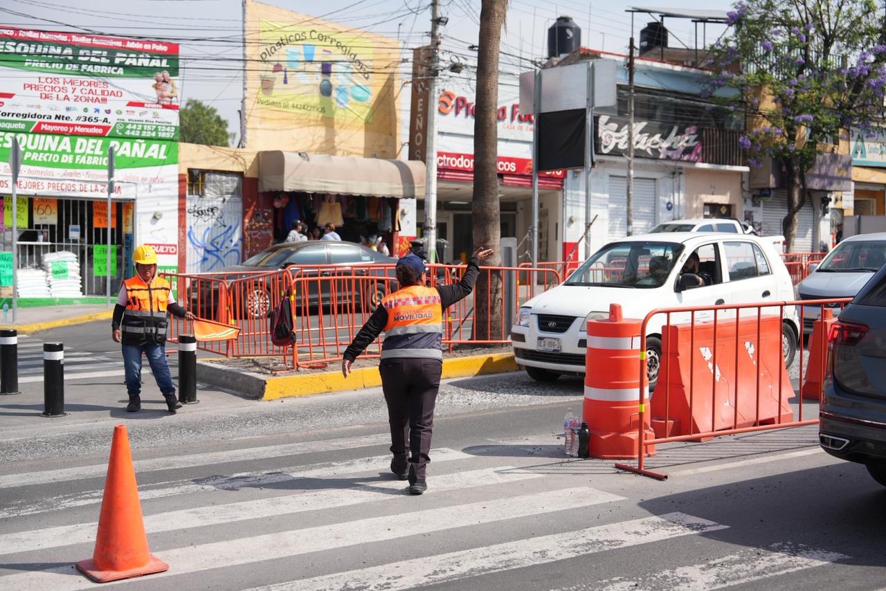 Imagen de Refuerza Felifer Macías operativo vial en Corregidora Norte por obra del Tren México–Querétaro 7