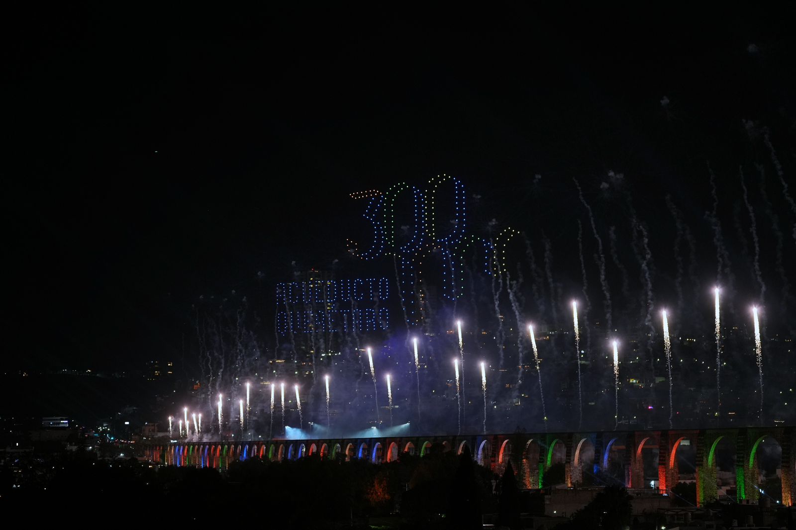 Imagen de Asiste Felifer Macías al Aniversario 300 de los Arcos de Querétaro 2