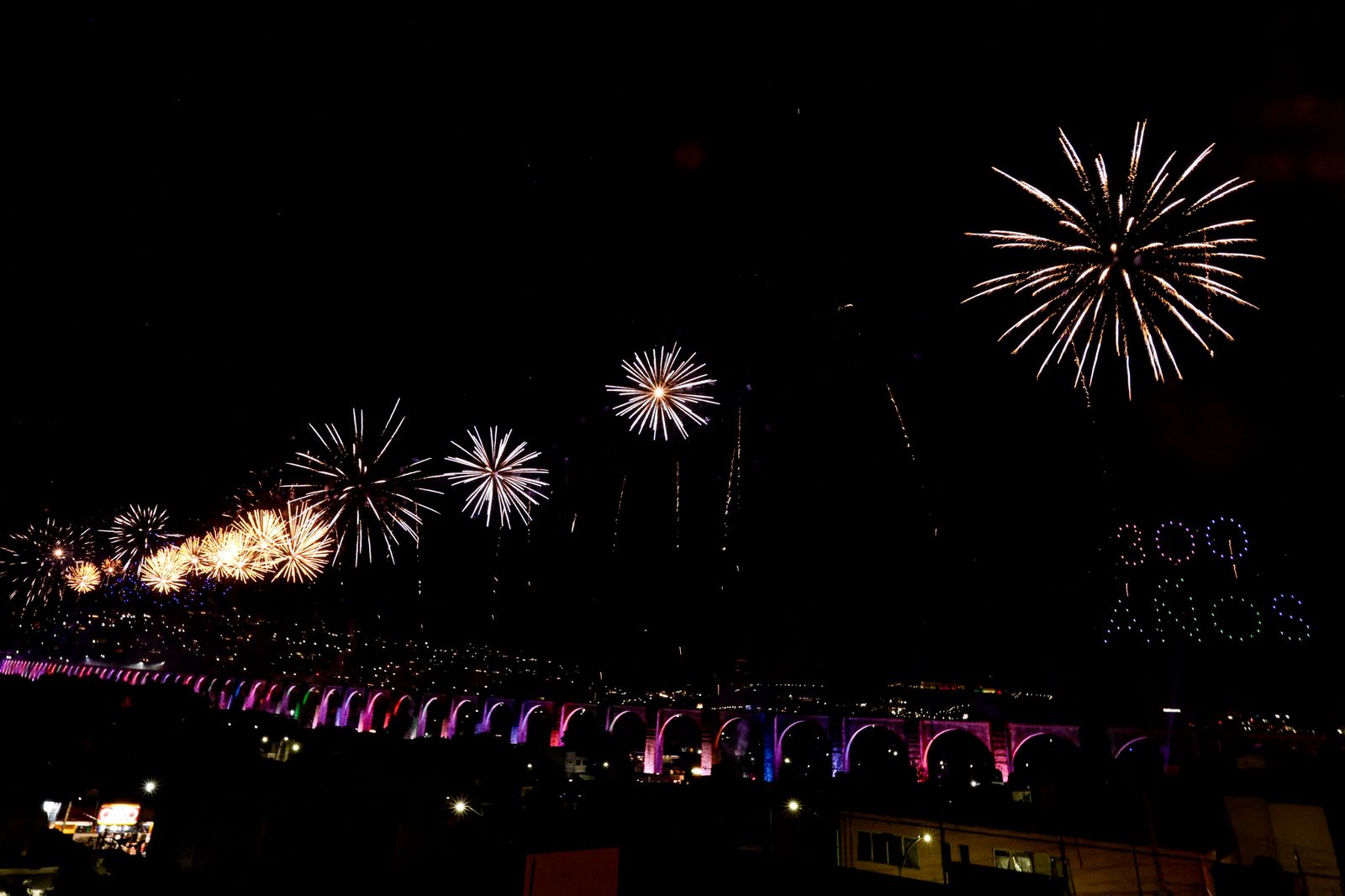 Imagen de Asiste Felifer Macías al Aniversario 300 de los Arcos de Querétaro 4