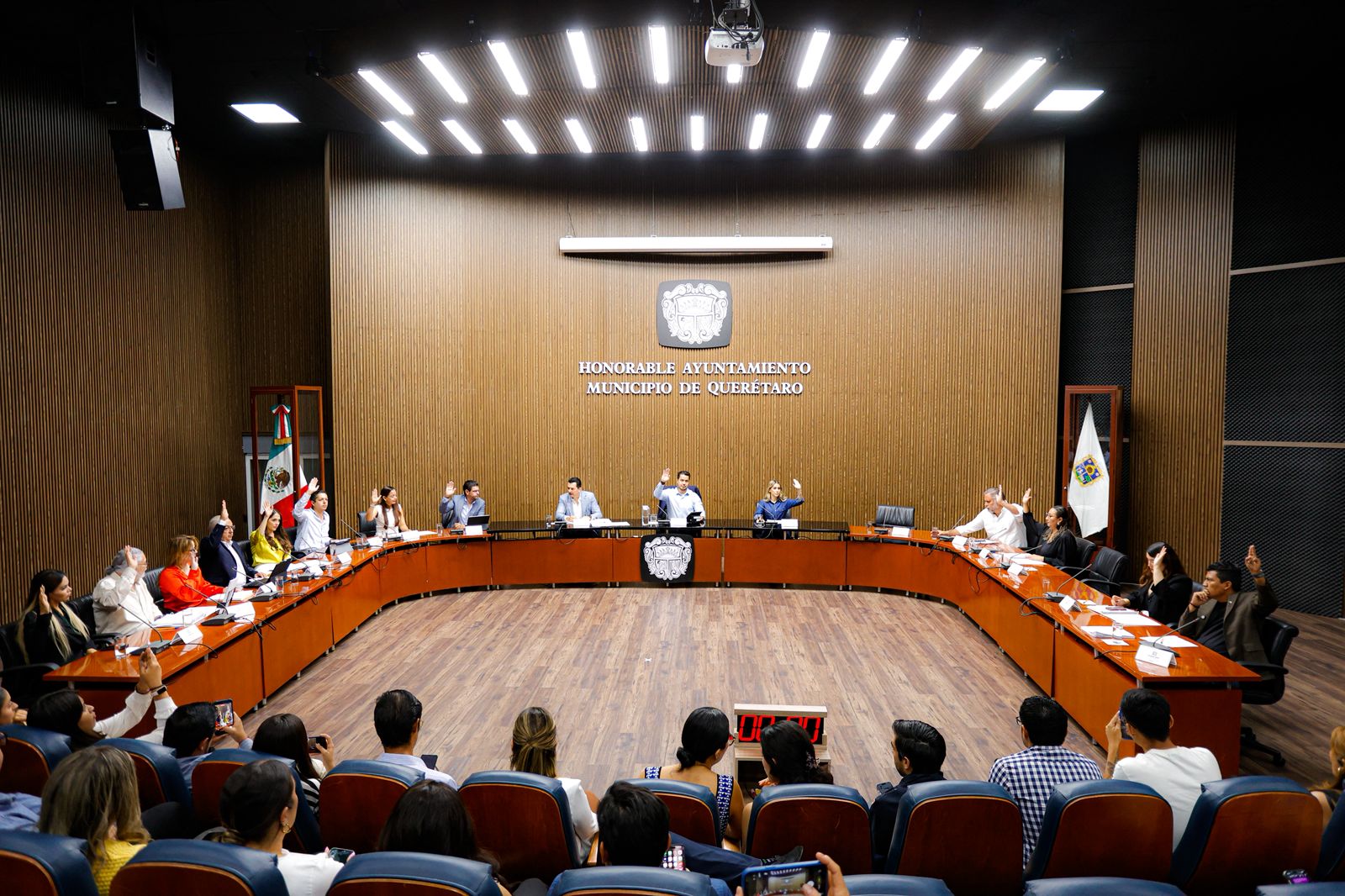 Imagen de Nombra Ayuntamiento de Querétaro a directora del Registro Civil y aprueba programa Aplicación Móvil Qro. 911 4