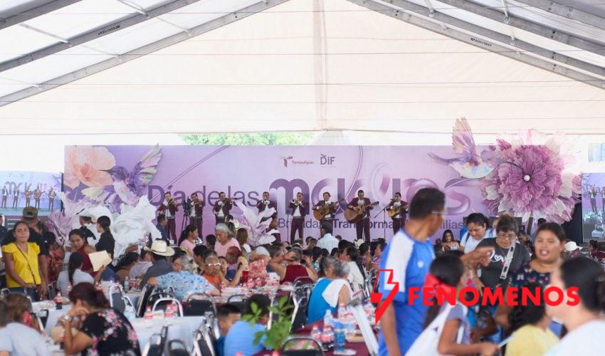 Américo y María celebran a las madres y llevan brigada de servicios a Abasolo