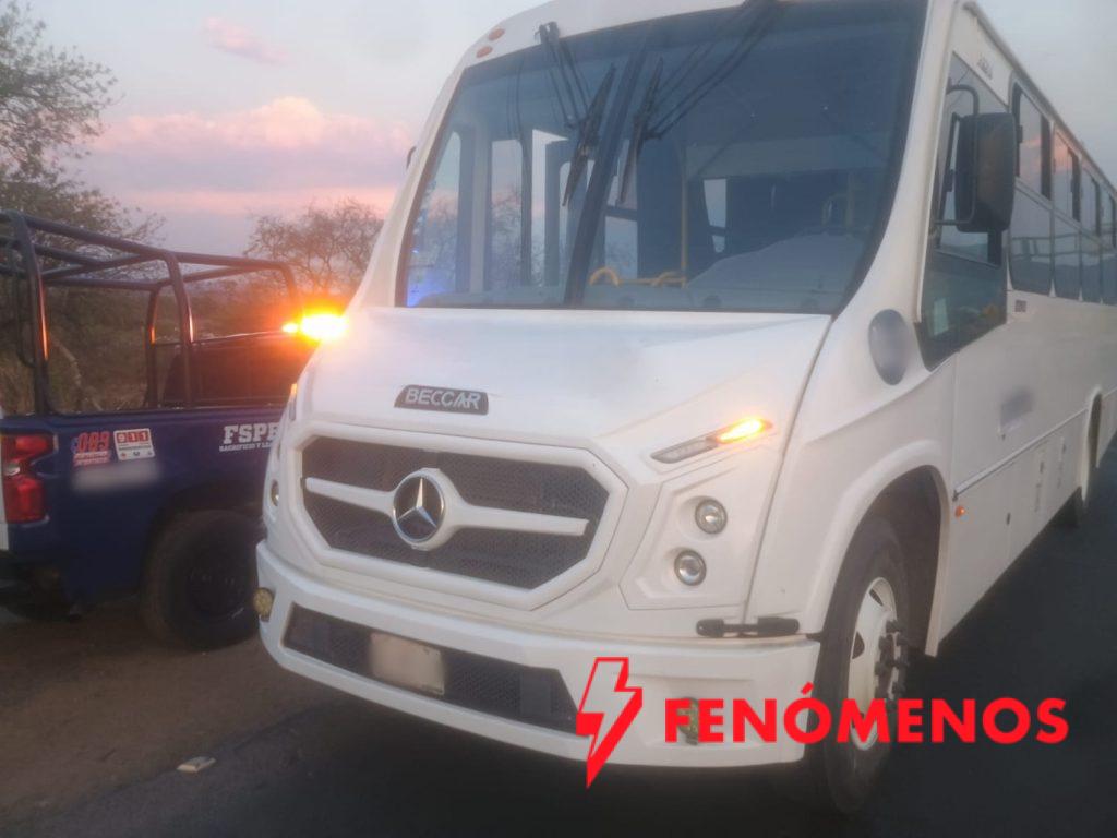 Rescata Policía Estatal de Caminos a operador de transporte y detiene a hombre armado en San Miguel de Allende 