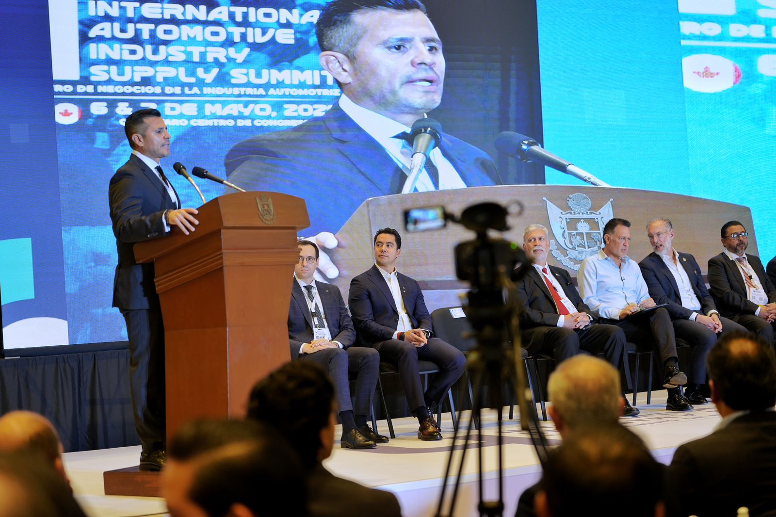 Imagen de Acompaña Felifer Macías al gobernador durante el International Automotive Industry Supply Summit 12