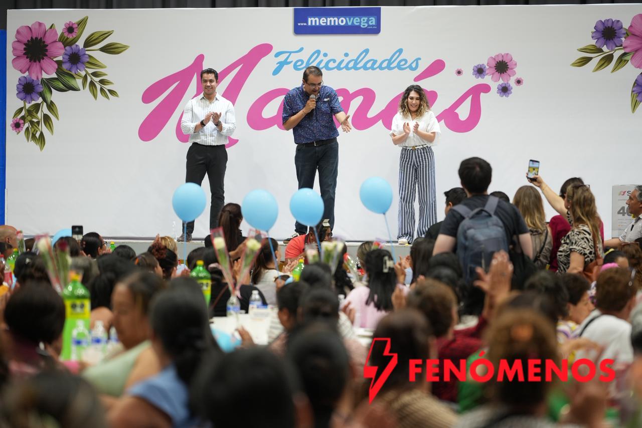 Asiste Felifer Macías al tradicional festejo del Día de las Madres en San Juan del Río