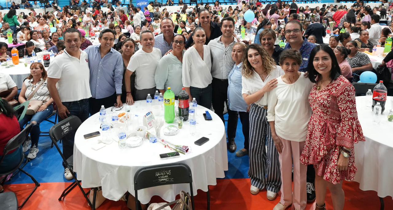 Imagen de Asiste Felifer Macías al tradicional festejo del Día de las Madres en San Juan del Río 6