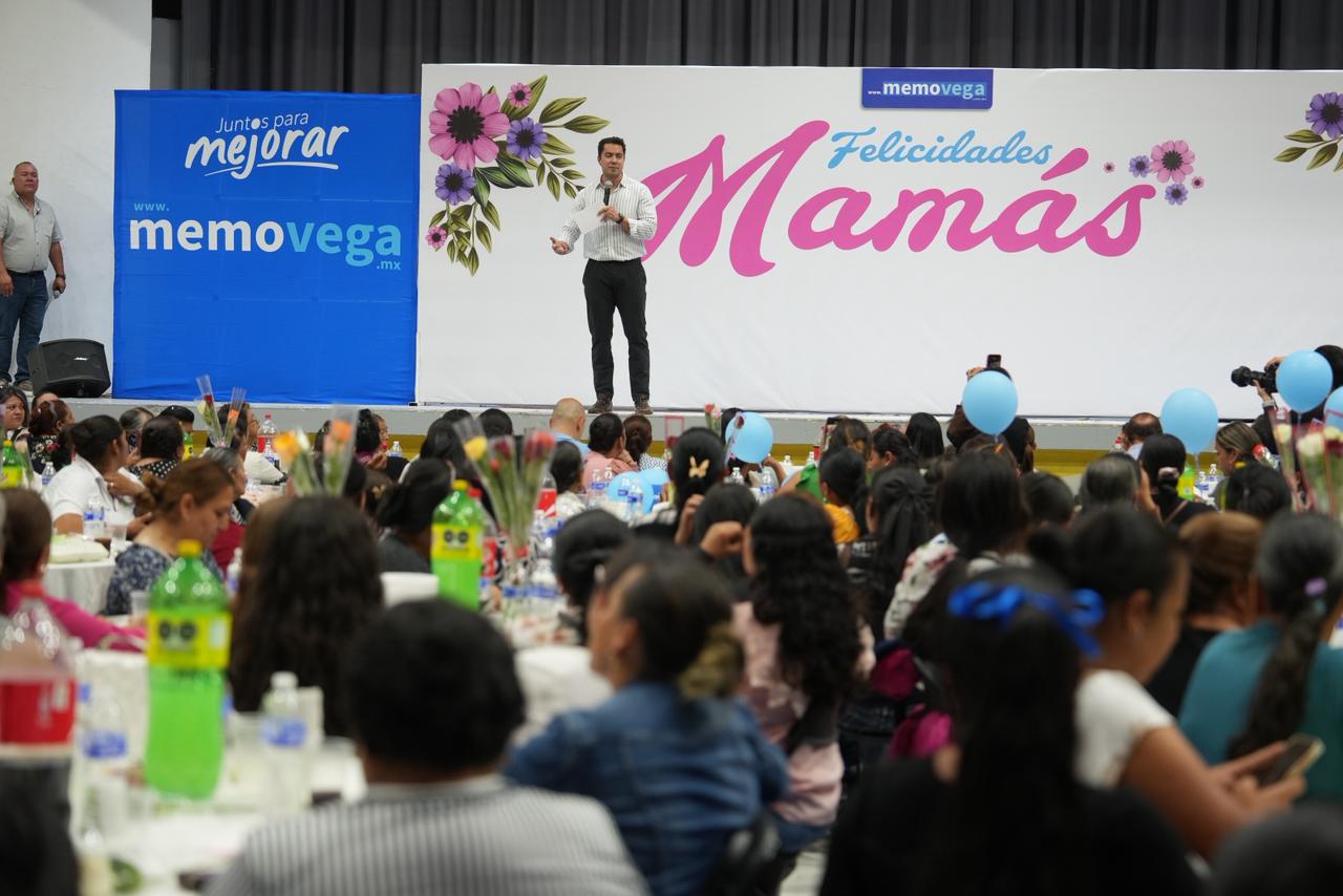 Imagen de Asiste Felifer Macías al tradicional festejo del Día de las Madres en San Juan del Río 8