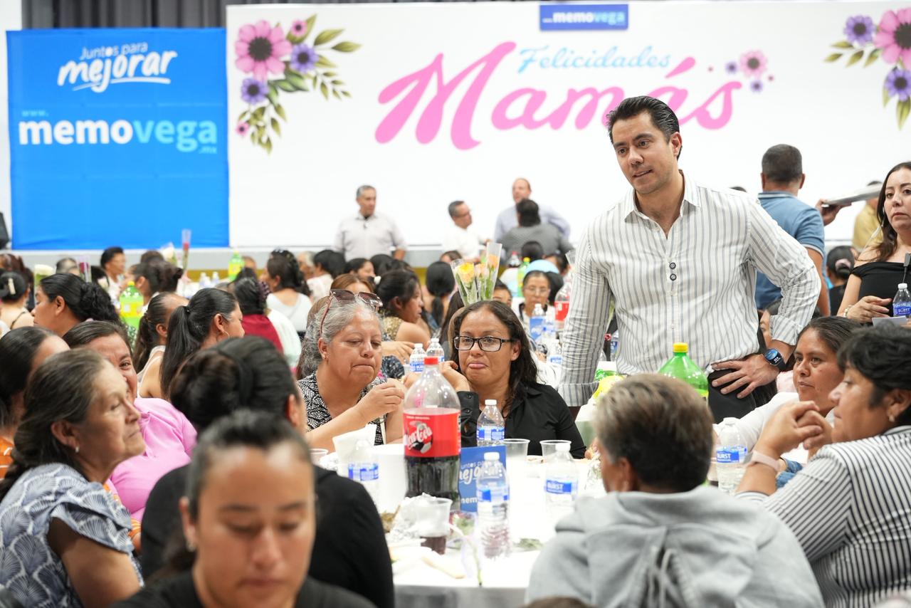 Imagen de Asiste Felifer Macías al tradicional festejo del Día de las Madres en San Juan del Río 9